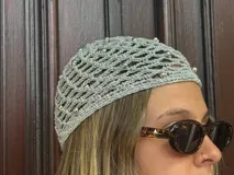 Gorro tipo bandana de crochet color gris, con apliques de perlas sintéticas.