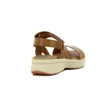 Sandalias de cuero color marrón claro, con plataforma blanca y suela color ladrillo. Tiene una tira ancha sobre los dedos y una pulsera con velcro en el tobillo.