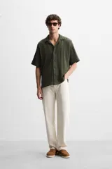Camisa verde militar de manga corta con cuello bowling, corte relaxed fit y cierre frontal con botones.