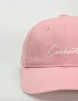 Gorra de béisbol rosa con logo de Carhartt bordado en blanco.