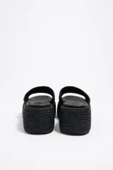 Sandalia con plataforma forrada en rafia y logo bordado.