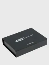 Tarjetero de cuero marrón con 7 ranuras para tarjetas y forro interior inspirado en los rebeldes. Presenta un diseño del Halcón Milenario y el logo de Lucasfilm Ltd. Producto hecho a mano con cuero de primera calidad.