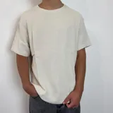 Remera de lino color beige, de manga corta y cuello redondo, con un corte regular.