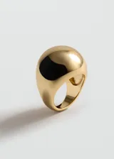 Anillo dorado con diseño de volumen.