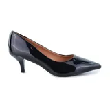 Zapato de vestir Korium de charol negro, con punta fina y taco kitten heel.