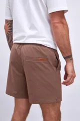 Short de baño marrón con cordón ajustable en la cintura.