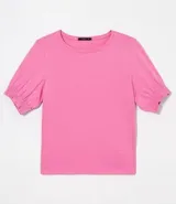Blusa de viscolycra color rosado, con cuello redondo y mangas cortas abullonadas con puños de lastex.