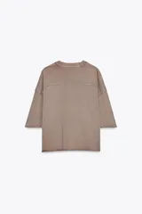 Sudadera gris oscuro con cuello en V y mangas 3/4. Tejido con efecto lavado y rib a tono.