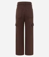 Pantalón cargo color verde militar, de corte recto y tiro alto. Presenta bolsillos laterales con solapa y ajuste con botón.