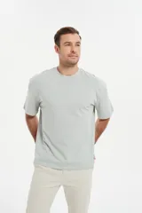Remera celeste de corte recto y mangas cortas.