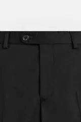 Pantalón de vestir negro de lana, corte recto, con bolsillos laterales y traseros de ojal con botón.