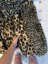 Chaqueta corta de piel sintética con estampado animal print cheetah, con forro interior.