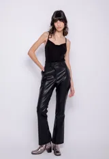 Pantalón oxford de símil cuero negro, con cuatro bolsillos, cierre frontal y presillas.