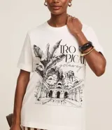Remera blanca de algodón con cuello redondo y mangas cortas. Estampa frontal con lettering "Tropical Getaway" y dibujo del Parque Lage.