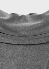 Top gris de lúrex con diseño off-shoulder, hombros descubiertos, mangas largas y detalles drapeados.