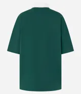 Camisa polo verde oscuro de algodón con cuello blanco contrastante, cierre de botones y mangas cortas. Estampa frontal con lettering "Vermont Valley".