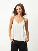 Musculosa blanca con breteles finos y detalle de encaje en el escote.