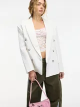 Blazer blanco de corte clásico con solapas y doble botonadura.
