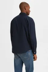 Camisa de hombre Levi's de manga larga, color azul marino con estampado de lunares blancos y bolsillo en el pecho con logo de la marca.