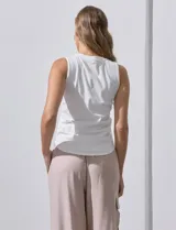 Musculosa Tahari de modal elastizado color gris claro, con cuello a la base y diseño acanalado.