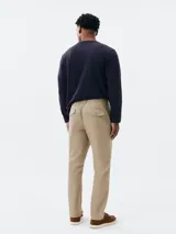 Pantalón de vestir color beige, de corte chino y confeccionado en lino.