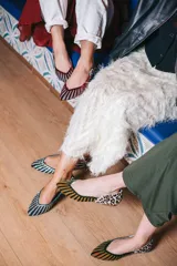 Ballerinas combinadas en punta y talón. Base de rejilla y tiras cortadas a láser en terciopelo de seda.