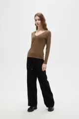 Remera manga larga de viscosa color blanco, ajustada al cuerpo y con cuello en V.