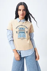 Remera color beige de algodón con estampado gráfico de estética oriental.