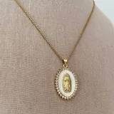 Collar de acero dorado con dije ovalado de la Virgen y cristales en el contorno.