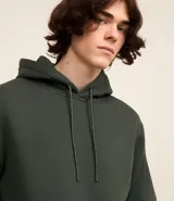 Buzo masculino comfort cerrado, con capucha y cordón para ajustes. Tiene bolsillo delantero y mangas largas.
