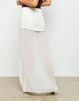 Pollera larga de microtul color crudo, con cintura alta fruncida y abertura lateral.