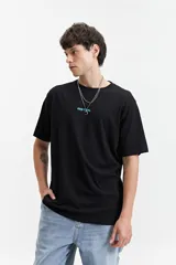 Remera de manga corta color salmón, con cuello redondo y logo pequeño estampado en el pecho.