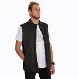 Chaleco de polar color gris jaspeado con cierre frontal, cuello alto, bolsillo en el pecho con cierre y bolsillos laterales con interior de polar.