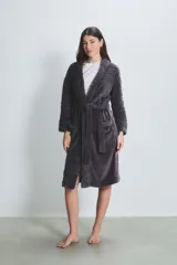 Bata larga de poliéster color gris oscuro con textura acolchada en forma de rombos, cuello tipo chal, bolsillos laterales y cinturón.