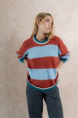 Sweater de mohair a rayas horizontales color ladrillo y celeste, con cuello redondo y mangas largas abullonadas con puño.