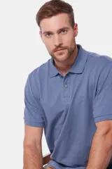 Remera polo piqué lisa color salmón, con cuello en rib y botones personalizados.