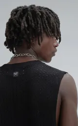 Sudadera sin mangas color negro, con cuello redondo y tejido de punto calado.