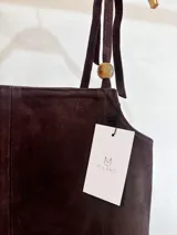 Vestido corto de gamuza color chocolate, con breteles finos y detalle de cuentas de guampa en los tirantes.