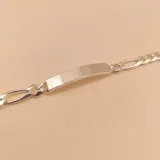 Pulsera de plata 925 con cadena de eslabones tipo fígaro y placa rectangular para grabar.