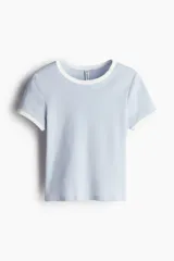Remera celeste entallada de punto suave con cuello y mangas con ribete blanco.