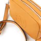 Bandolera color camel de cuero sintético con correa larga regulable. Tiene dos compartimentos internos, uno de ellos con cierre.