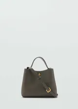 Bolso tipo shopper color verde oliva, de tamaño pequeño, con asa de mano y asa larga regulable. Tiene cierre de imán interior y detalle metálico dorado en el frente.