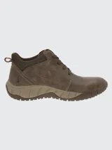 Bota de cuero marrón con cordones, caña baja y suela de goma.
