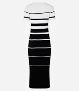 Vestido midi de punto con rayas horizontales en blanco y negro, escote cuadrado y mangas cortas.