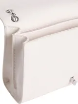 Cartera de hombro o cruzada Calvin Klein, color blanco, con textura de tejido en el exterior. Presenta un logo metálico frontal 'CK' y una correa convertible compuesta por una tira de material sintético y una cadena metálica plateada.