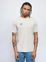 Remera de mangas cortas color gris claro con logo de la marca Umbro estampado en el pecho.