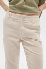 Pantalón de lino color verde oliva con estampado de flores color crema, de corte recto.