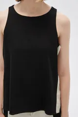 Musculosa negra con laterales en color crudo, de corte ajustado y cuello redondo.