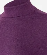 Blusa gris de poliéster y elastano, con cuello alto, mangas largas y tejido texturizado.