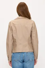 Campera color beige de cuero sintético con cuello camisero, cierre frontal de botones metálicos, dos bolsillos con solapa en el pecho y dos bolsillos laterales.